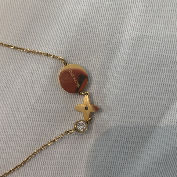 Simple yet elegant Luxury Designer inspired necklace. - Picture 9 of 10